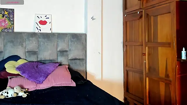 Isangel  online show from 10-31-25, 02:23