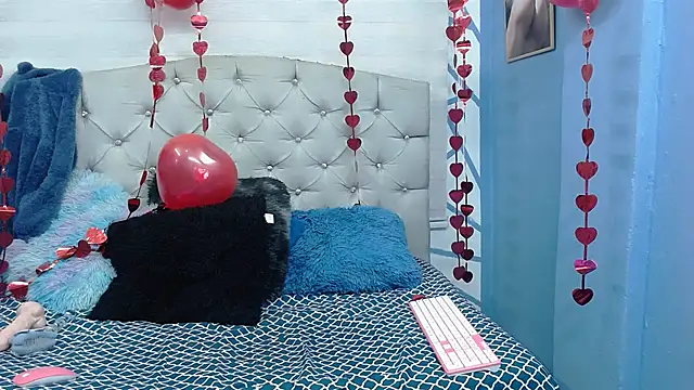 Snapshot of valeria__rouse chatting on 02-17-25, 01:32 valeria rouse online show from 02-17-25, 01:32