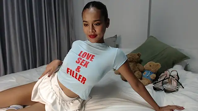 Snapshot of misslilypeach chatting on 02-14-25, 08:21 misslilypeach online show from 02-14-25, 08:21