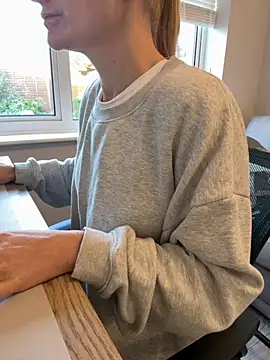 Phoebe Lily online show from 10-22-25, 07:52