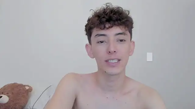 Snapshot of miketwink chatting on 10-20-25, 06:08 miketwink online show from 10-20-25, 06:08