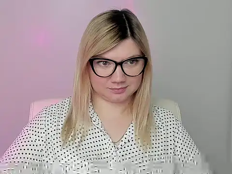 Snapshot of Lola_moree chatting on 10-13-25, 11:43 Lola moree online show from 10-13-25, 11:43