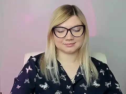 Snapshot of Lola_moree chatting on 10-26-25, 12:55 Lola moree online show from 10-26-25, 12:55