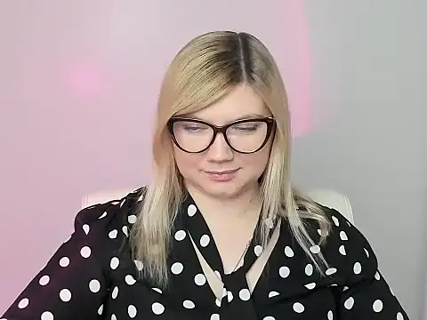 Snapshot of Lola_moree chatting on 10-29-25, 12:40 Lola moree online show from 10-29-25, 12:40