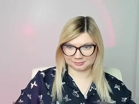 Snapshot of Lola_moree chatting on 11-06-25, 12:50 Lola moree online show from 11-06-25, 12:50