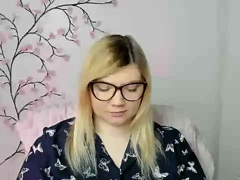 Snapshot of Lola_moree chatting on 12-16-25, 12:43 Lola moree online show from 12-16-25, 12:43