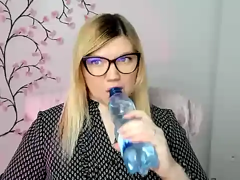 Snapshot of Lola_moree chatting on 12-17-25, 12:55 Lola moree online show from 12-17-25, 12:55