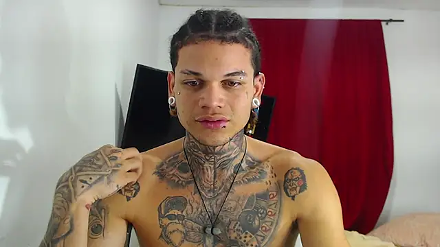 Snapshot of hot_man05 chatting on 10-17-25, 11:51 hot man05 online show from 10-17-25, 11:51