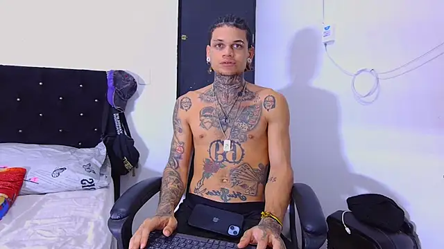 Snapshot of hot_man05 chatting on 10-31-25, 11:17 hot man05 online show from 10-31-25, 11:17