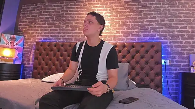 Snapshot of Thomas_May4rs chatting on 02-14-25, 04:04 Thomas May4rs online show from 02-14-25, 04:04