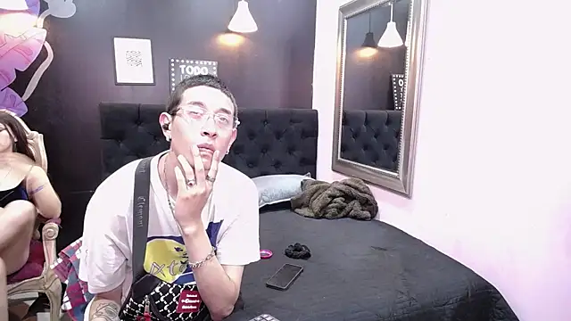 Snapshot of SimonAndJocelyn chatting on 09-18-25, 02:52 SimonAndJocelyn online show from 09-18-25, 02:52