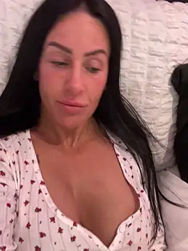 Snapshot of goddess-harper chatting on 12-21-25, 09:33 goddess-harper online show from 12-21-25, 09:33