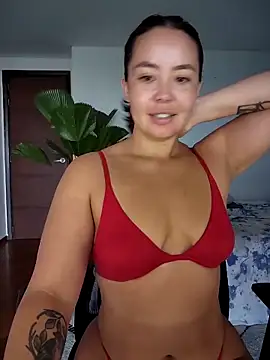 Snapshot of RenEnvy chatting on 03-18-25, 02:15 RenEnvy online show from 03-18-25, 02:15