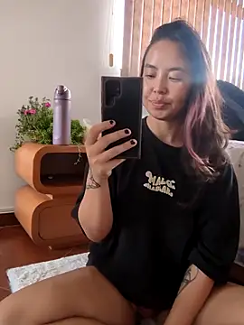 Snapshot of RenEnvy chatting on 11-05-25, 07:36 RenEnvy online show from 11-05-25, 07:36