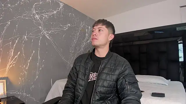 Snapshot of marcuscollins1_ chatting on 10-21-25, 12:39 marcuscollins1 online show from 10-21-25, 12:39