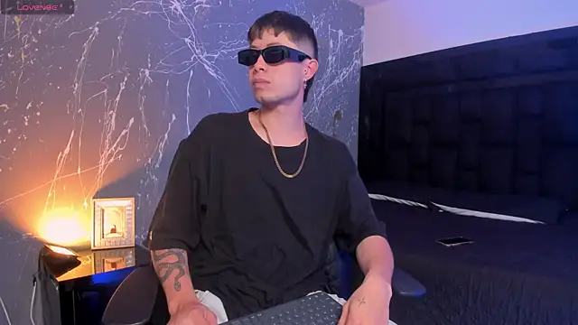 Snapshot of marcuscollins1_ chatting on 10-27-25, 01:04 marcuscollins1 online show from 10-27-25, 01:04