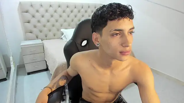 JhoanLeandro online show from 10-28-25, 04:49