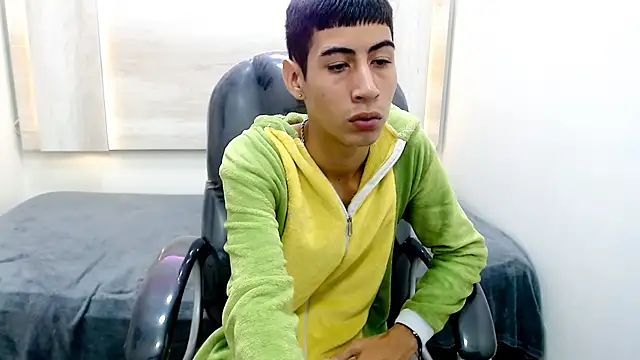 Snapshot of LittleFiree chatting on 02-09-25, 02:06 LittleFiree online show from 02-09-25, 02:06