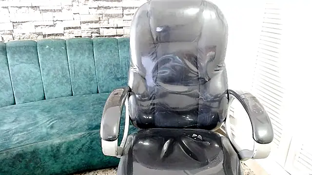 Snapshot of LittleFiree chatting on 02-25-25, 05:19 LittleFiree online show from 02-25-25, 05:19