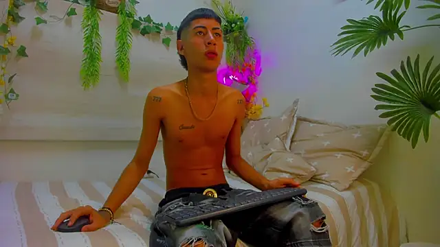 Snapshot of LittleFiree chatting on 11-22-25, 02:16 LittleFiree online show from 11-22-25, 02:16