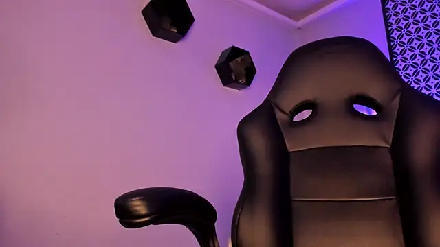 Gigi Strawberry online show from 03-11-25, 07:58