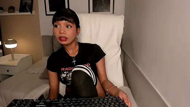 Gigi Strawberry online show from 10-16-25, 04:46