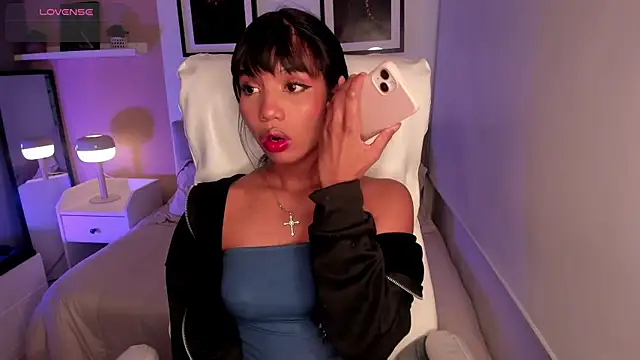 Gigi Strawberry online show from 10-24-25, 05:15