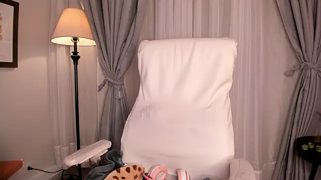 Gigi Strawberry online show from 11-06-25, 05:52