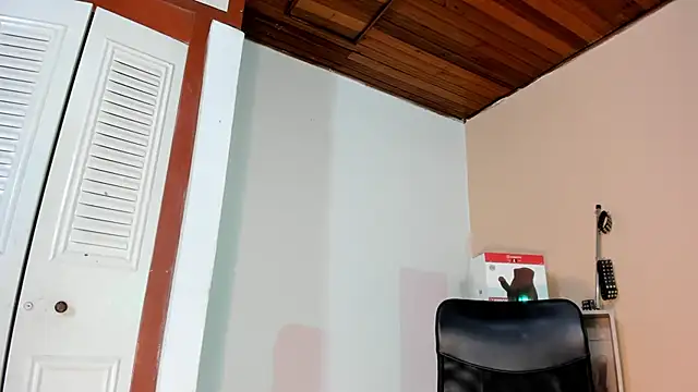 Snapshot of Violetta_0 chatting on 10-20-25, 02:17 Violetta 0 online show from 10-20-25, 02:17