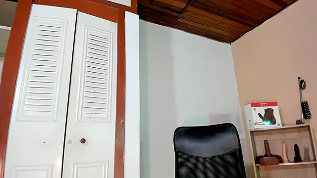 Snapshot of Violetta_0 chatting on 10-21-25, 01:34 Violetta 0 online show from 10-21-25, 01:34