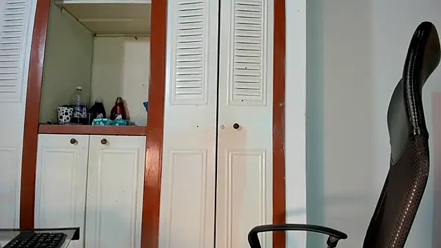 Snapshot of Violetta_0 chatting on 10-23-25, 01:21 Violetta 0 online show from 10-23-25, 01:21