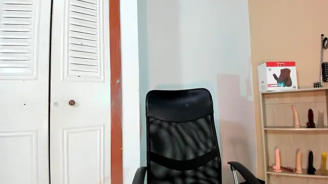 Snapshot of Violetta_0 chatting on 10-28-25, 01:14 Violetta 0 online show from 10-28-25, 01:14