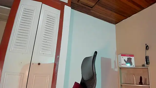 Snapshot of Violetta_0 chatting on 10-29-25, 01:35 Violetta 0 online show from 10-29-25, 01:35