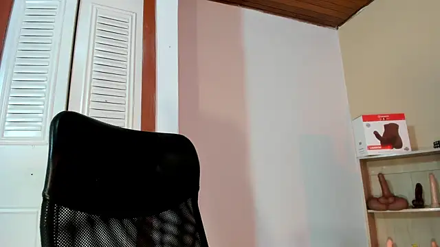 Snapshot of Violetta_0 chatting on 11-05-25, 01:33 Violetta 0 online show from 11-05-25, 01:33