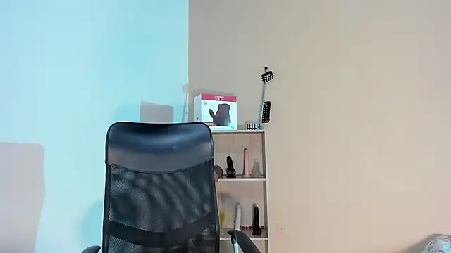 Snapshot of Violetta_0 chatting on 11-11-25, 01:44 Violetta 0 online show from 11-11-25, 01:44