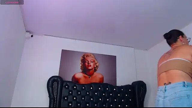 Snapshot of Taliana36 chatting on 10-18-25, 12:06 Taliana36 online show from 10-18-25, 12:06