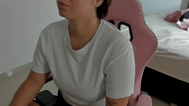 Anniferreira2 online show from 10-23-25, 07:23