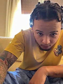 Snapshot of yeiyei_oficial chatting on 10-15-25, 01:11 yeiyei oficial online show from 10-15-25, 01:11