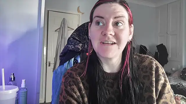 AureliaXOX online show from 11-25-25, 10:04