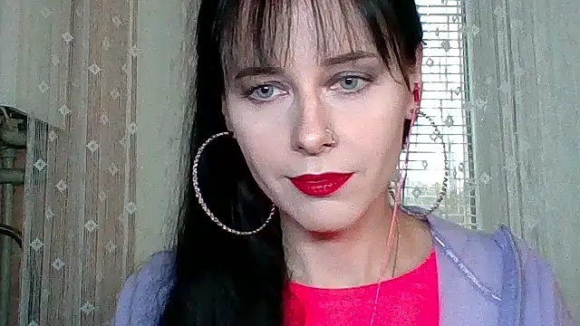 Snapshot of LuminousLady chatting on 10-10-25, 01:32 LuminousLady online show from 10-10-25, 01:32