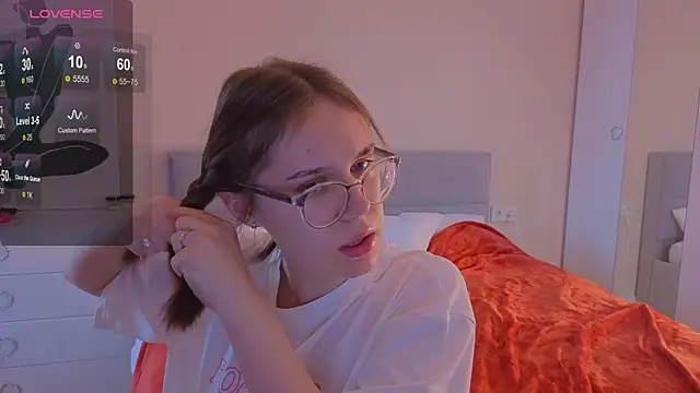 Mia Luw online show from 10-14-25, 02:56