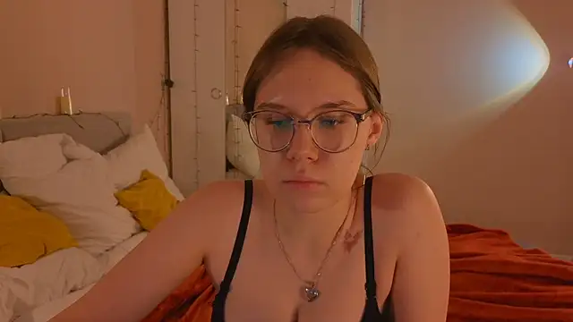 Mia Luw online show from 12-14-25, 10:09