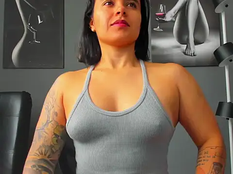 Snapshot of karlyjons12 chatting on 10-27-25, 04:22 karlyjons12 online show from 10-27-25, 04:22