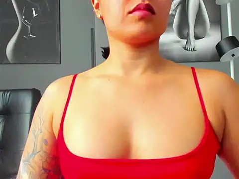 Snapshot of karlyjons12 chatting on 10-30-25, 02:18 karlyjons12 online show from 10-30-25, 02:18