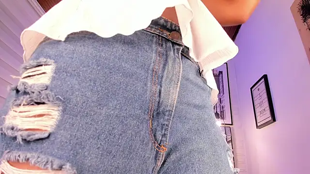 Snapshot of tylla_ chatting on 10-16-25, 04:02 tylla online show from 10-16-25, 04:02