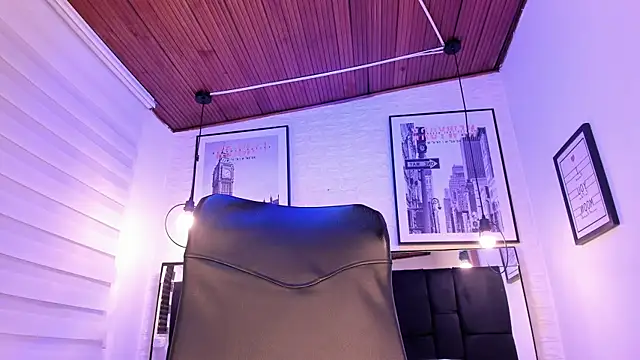 Snapshot of tylla_ chatting on 10-17-25, 04:04 tylla online show from 10-17-25, 04:04