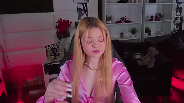 Snapshot of AdeleCartier chatting on 02-25-25, 02:36 AdeleCartier online show from 02-25-25, 02:36