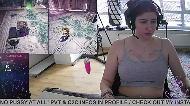 Snapshot of Gamergirl-Linela chatting on 03-13-25, 04:12 Gamergirl-Linela online show from 03-13-25, 04:12