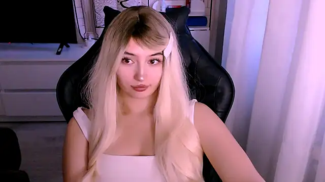 Snapshot of beauty_blonde chatting on 10-14-25, 01:17 beauty blonde online show from 10-14-25, 01:17