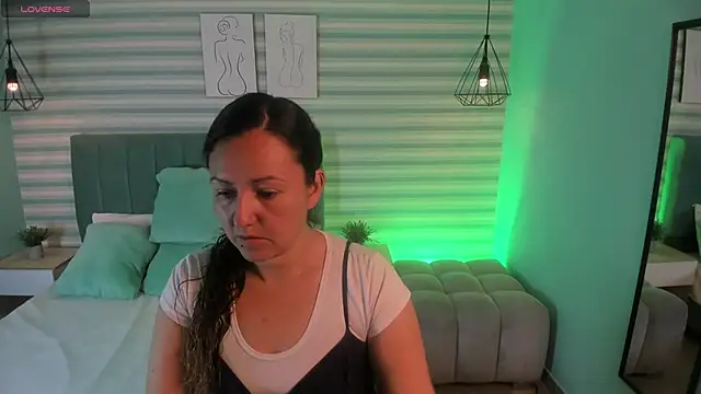 abby apple online show from 10-10-25, 01:43